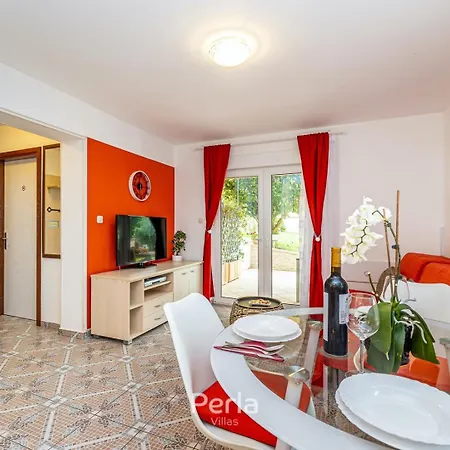 House Barbara Near Pula Pensjonat 3*