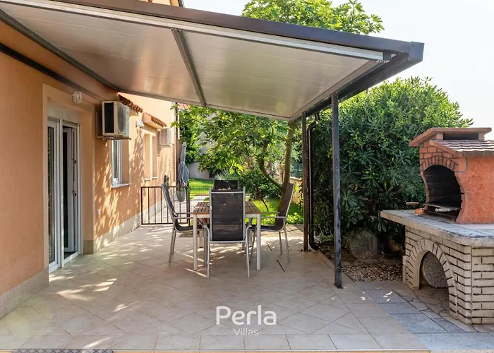 House Barbara Near Pula 게스트하우스 3*